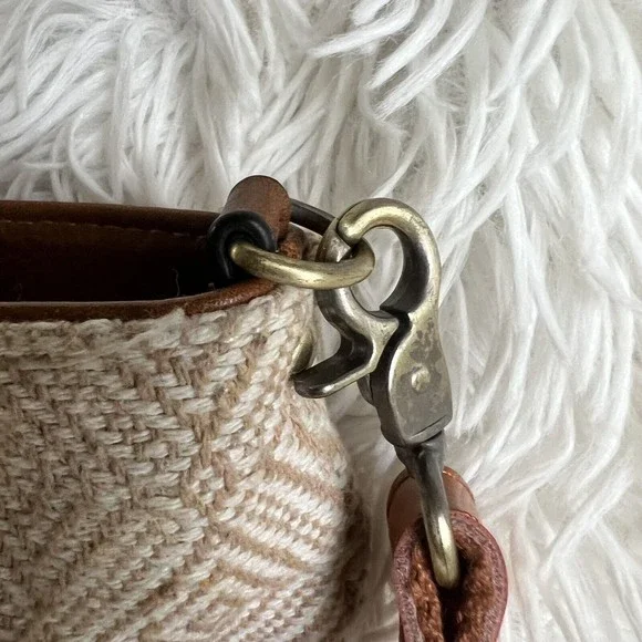 Jen & Co Izzy Shoulder Bag - Picture 8 of 10